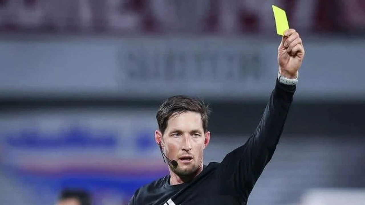 طبيب عظام ولا يملك تاريخاً .. معلومات بارزة عن حكم قمة الأهلي والزمالك